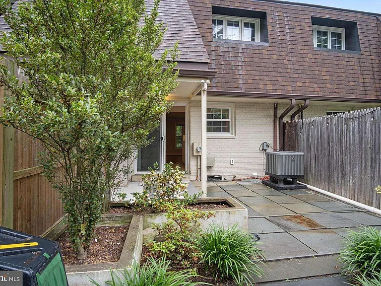 350 James St — Photo 18