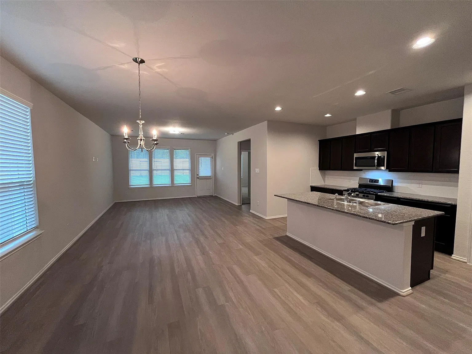 4 bed, 2.5 bath, 2212 sqft, $2,500 — Photo 3