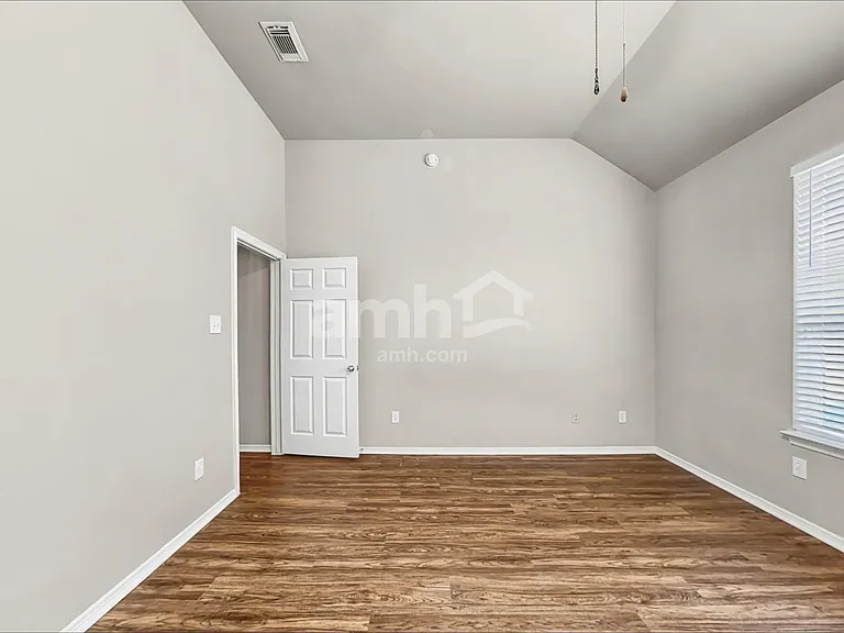 1016 Brazos Ct — Photo 10