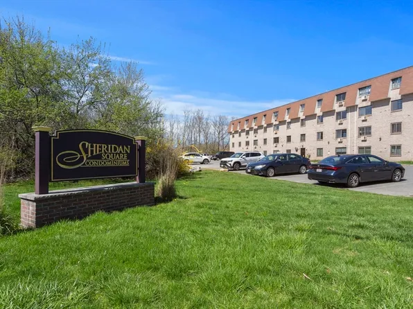 135 Grove St APT 136, Rockland, MA 02370