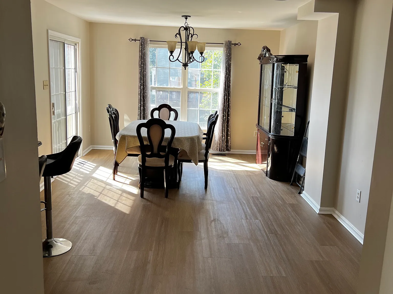 3 bed, 2.5 bath, 2502 sqft, $2,800 — Photo 1
