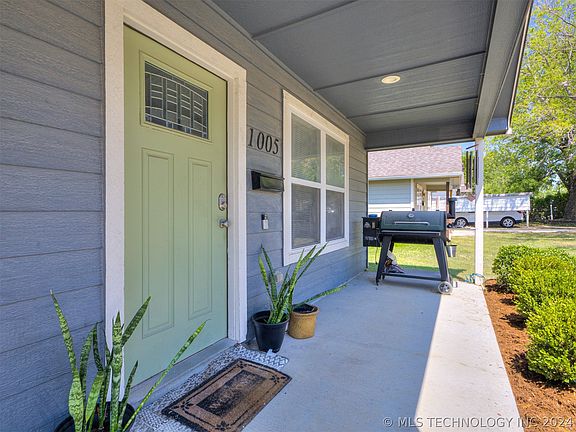 3rd image of 1005 E Pfendler Ave
