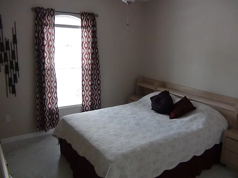 605 Clarendon St — Photo 12