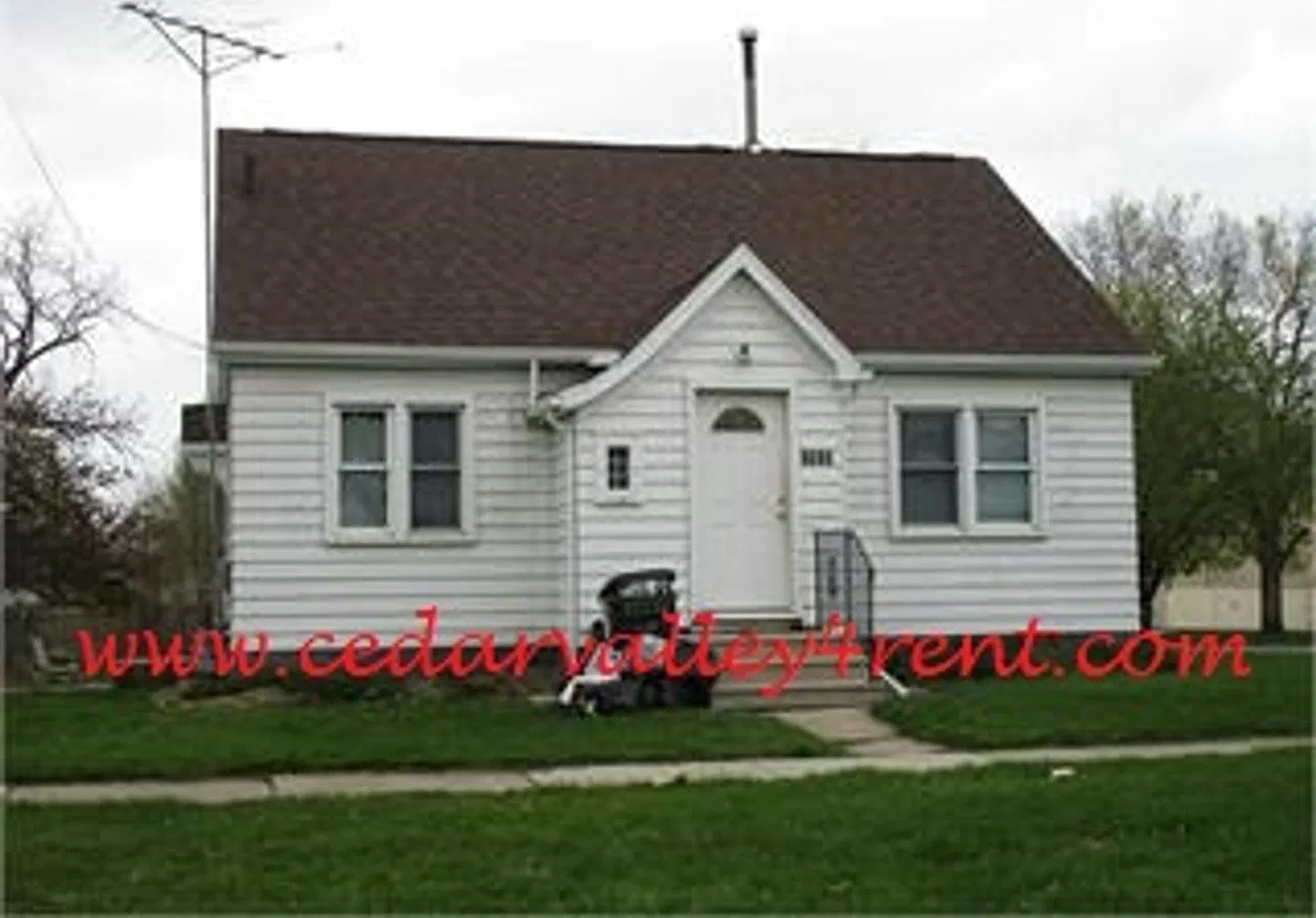 2 Bedroom, 1 Bath Single Family Home located at 1104 West 8th St Waterloo, IA — Photo 1