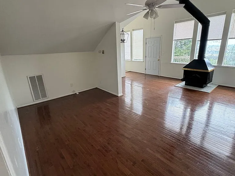 2920 Rhodes Cir — Photo 3