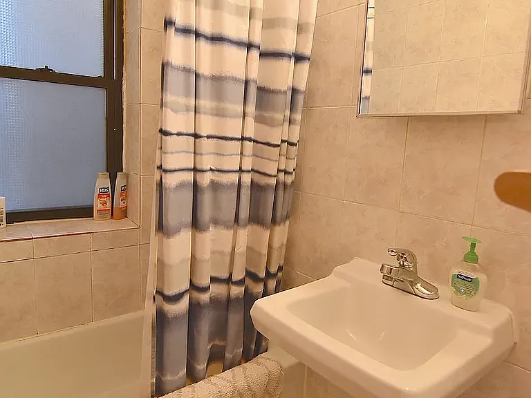 536 E 14th St #13 — Photo 3