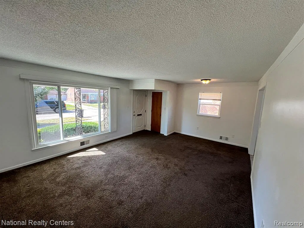 3 bed, 1.0 bath, 1026 sqft, $1,900 — Photo 4