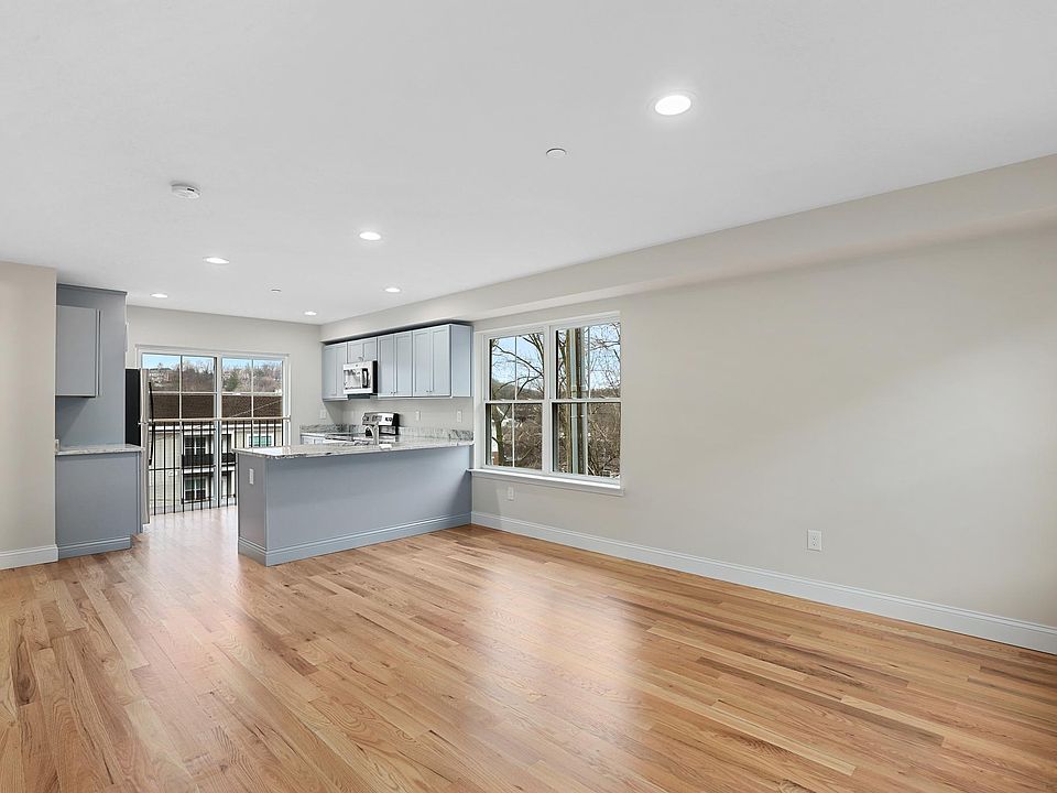 1st image of 3 Woodlands Ave Unit 3
