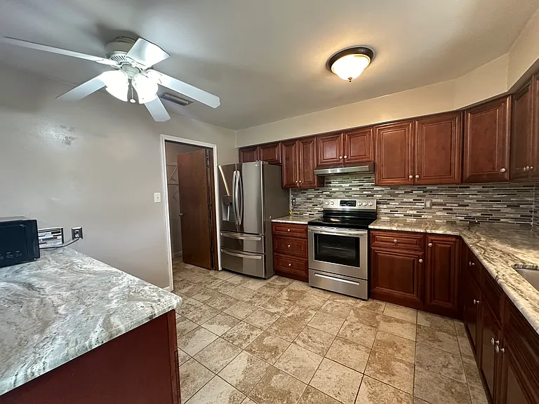 909 Chigwell Rd — Photo 11