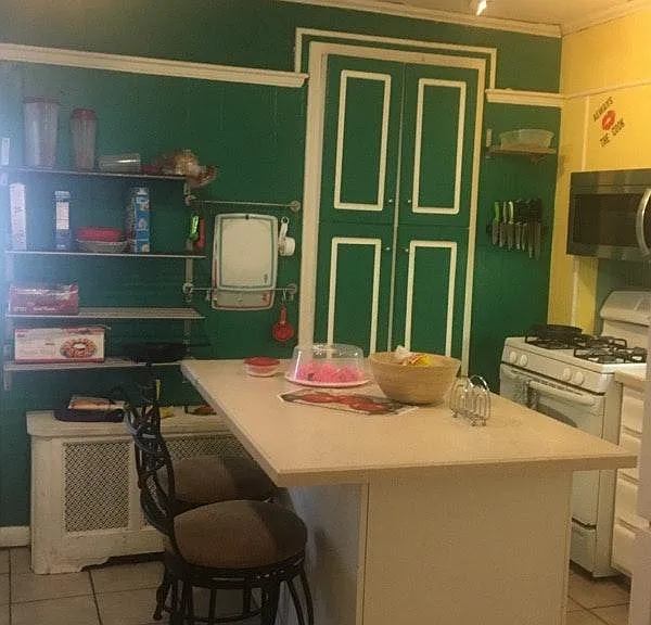 715 W Elm St — Photo 1