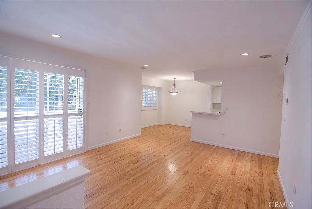 2 bed, 862 sqft, $3,000 — Photo 2