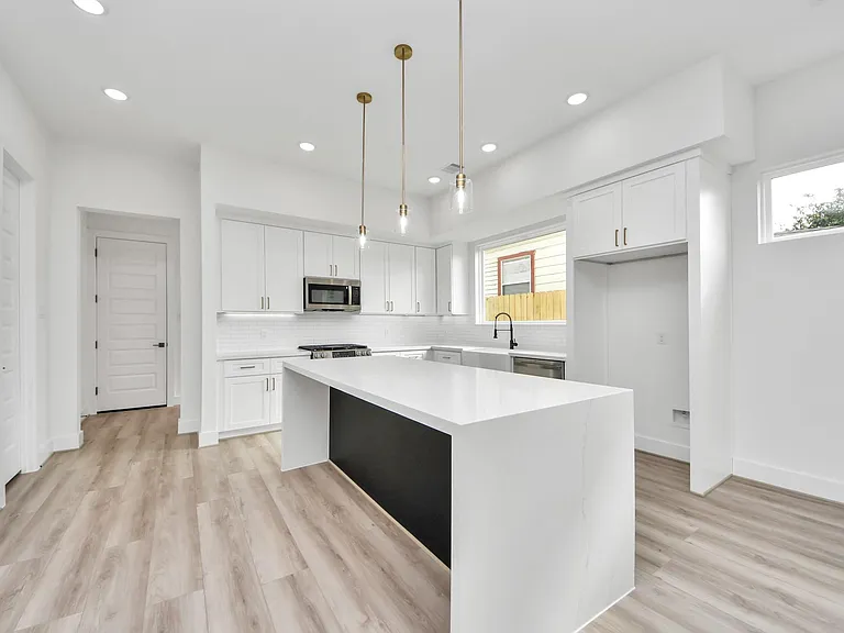 2408 Lorraine St — Photo 10