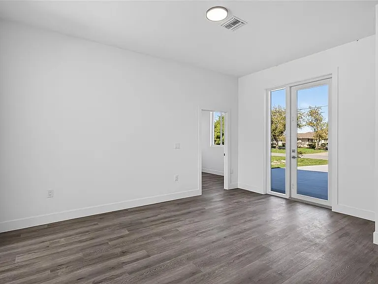 511 Sweetwater Dr — Photo 6