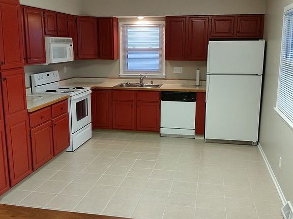 3rd image of 3505 Hillsdale Dr