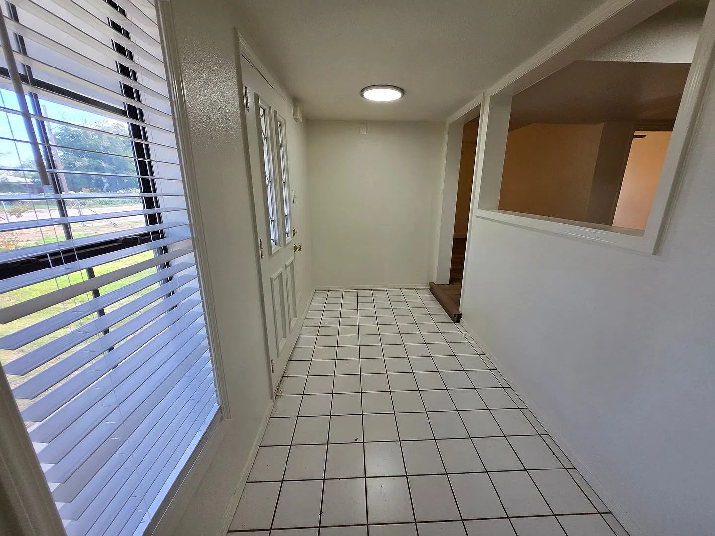 NW Roswell Home-New paint and flooring — Photo 2