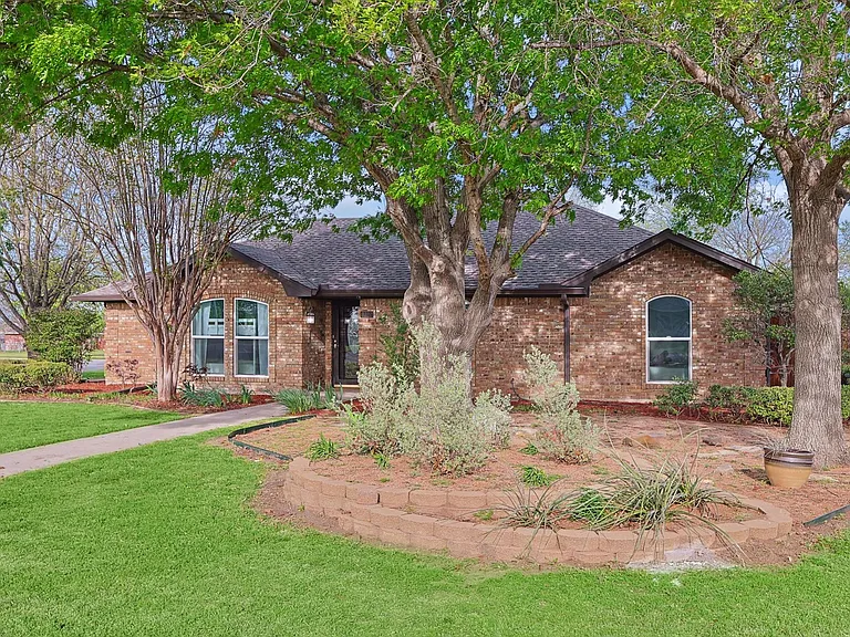 3322 Darby Ln — Photo 8