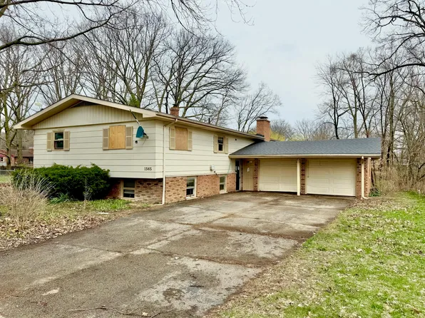 1565 N Teakwood Dr, Stevensville, MI 49127