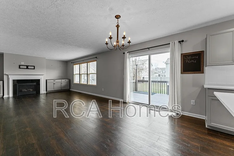 4 bed, 2.5 bath, 2385 sqft, $2,700 — Photo 3