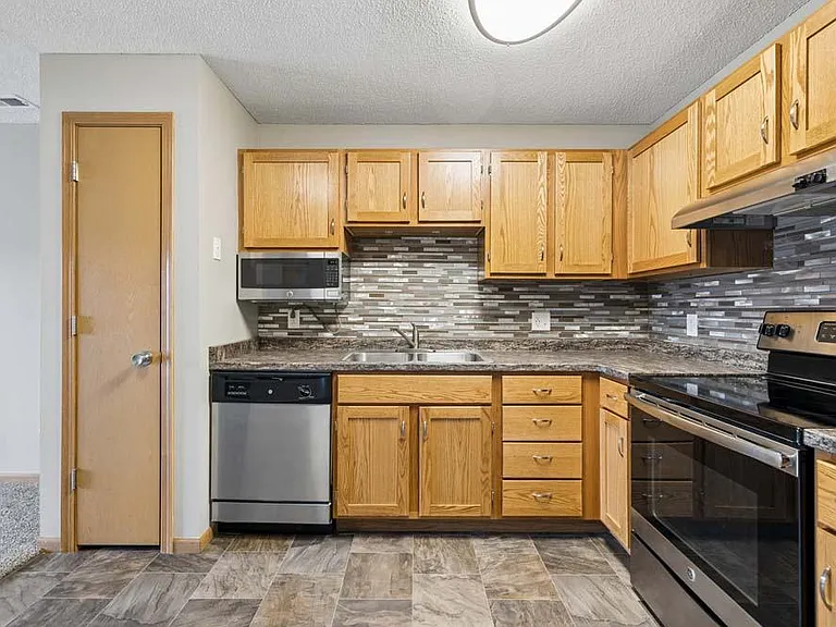 Highland View Apartments — Photo 91