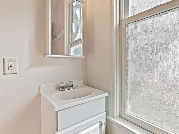 5th image of 525 8th Ave SE #2-2-1