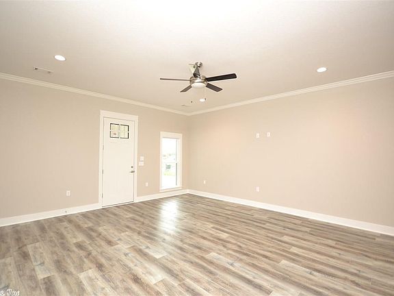 5th image of 19 Aspen Creek Dr