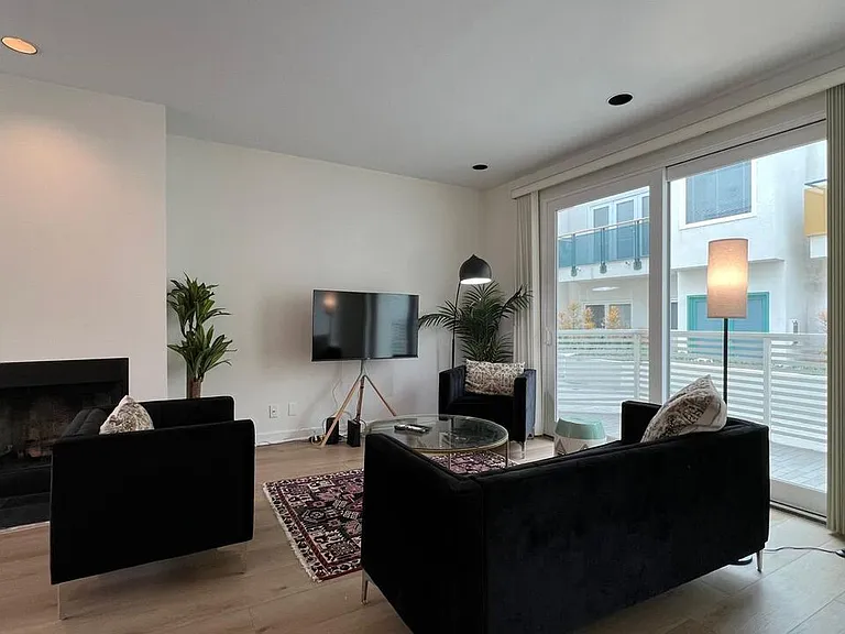 807 21st St #3 — Photo 9