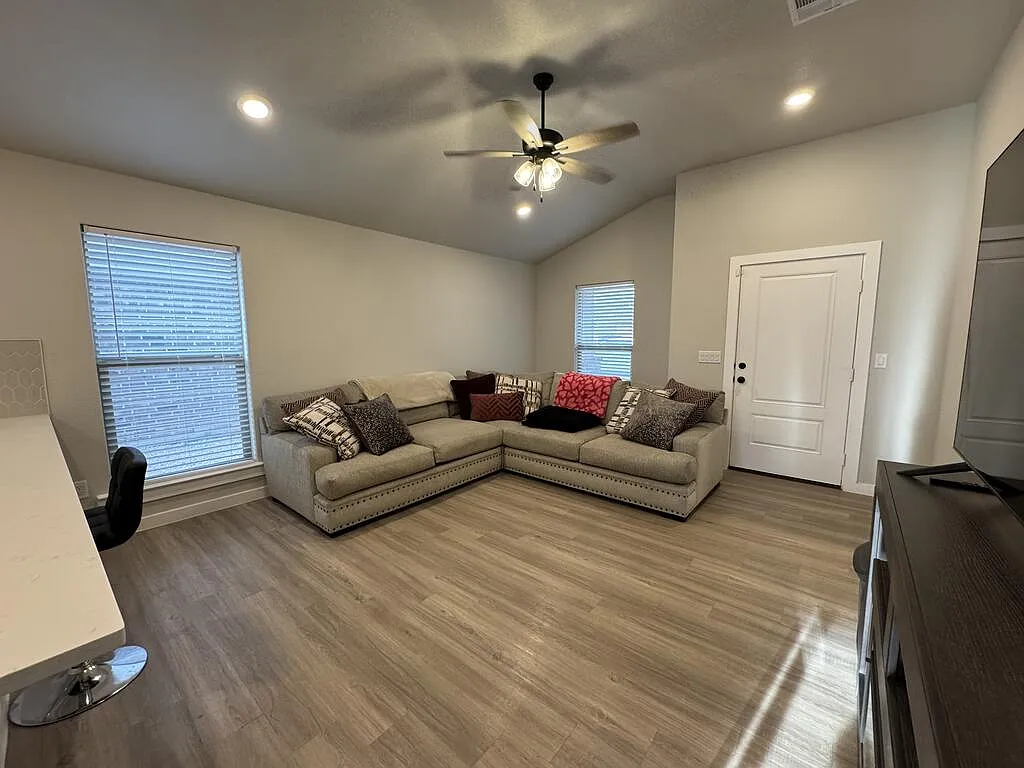 3 bed, 2.0 bath, 1377 sqft, $2,500 — Photo 3