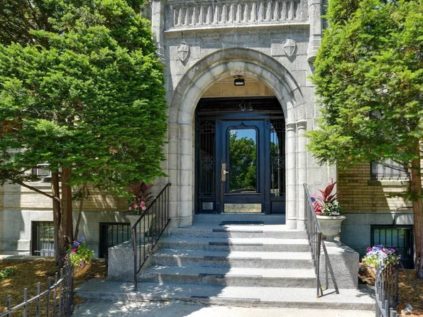 51 Park Dr APT 27, Boston, MA 02215