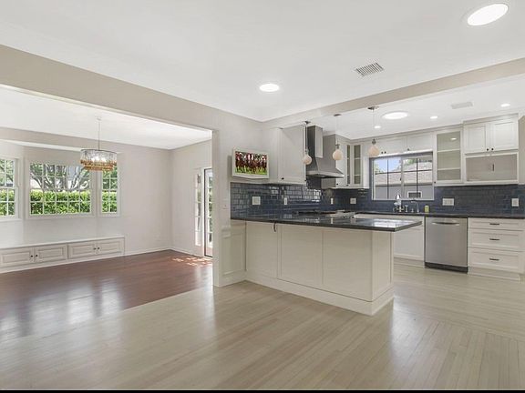 4th image of 4160 Saint Clair Ave