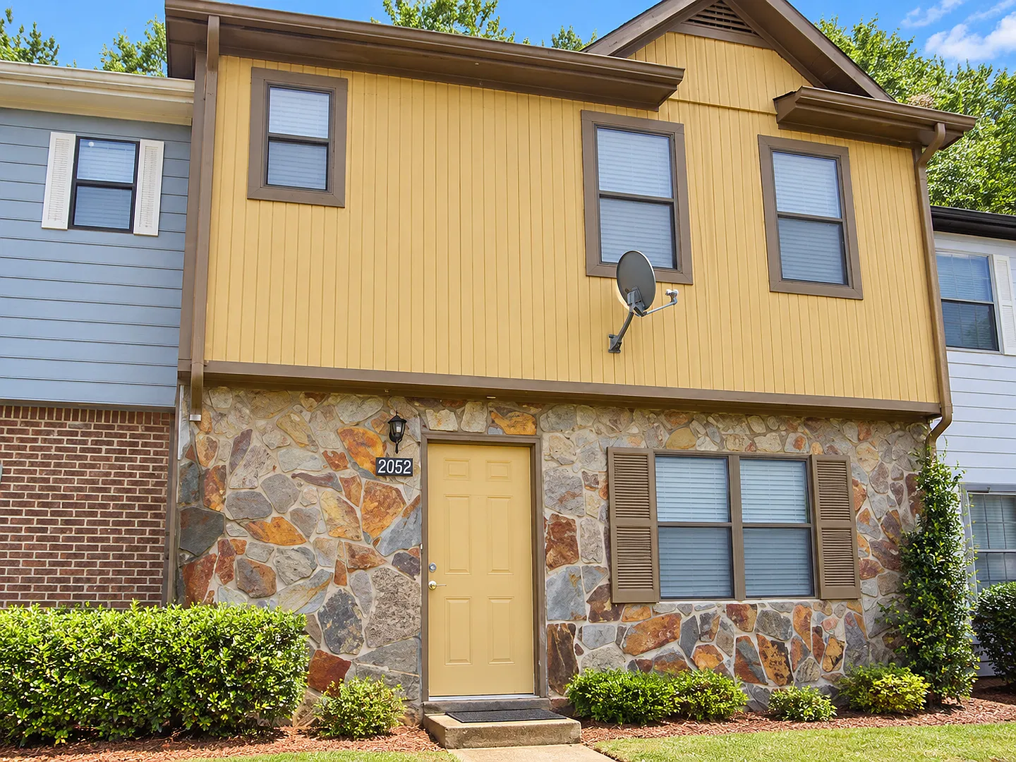 Spacious & Comfy 2 Bed 2.5 Bath Townhome Near I-20! — Photo 1