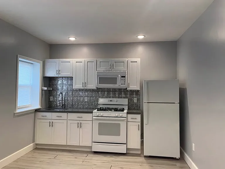 146 Johnston St #BASEMENT — Photo 2