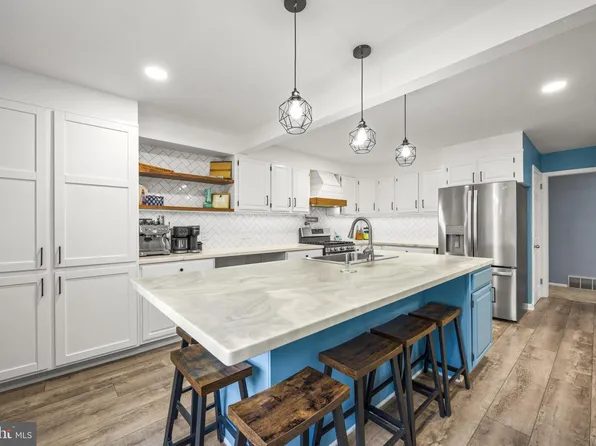 376 Griscom Dr, Mannington, NJ 08079