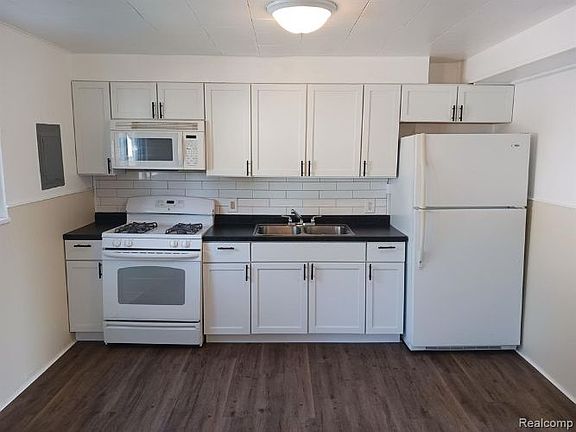 3rd image of 32057 Cheboygan Ct