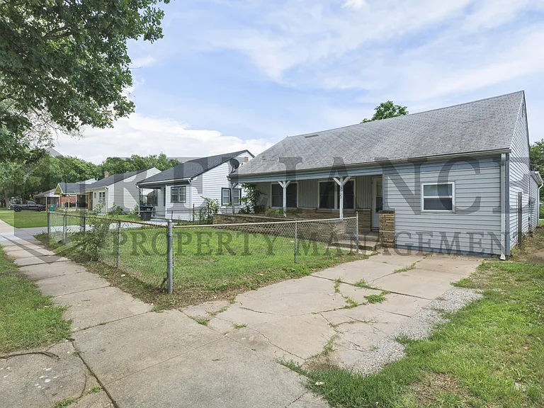 3123 W Douglas Ave — Photo 2