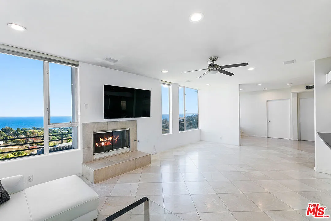 4 bed, 4.0 bath, 4199 sqft, $17,500 — Photo 4