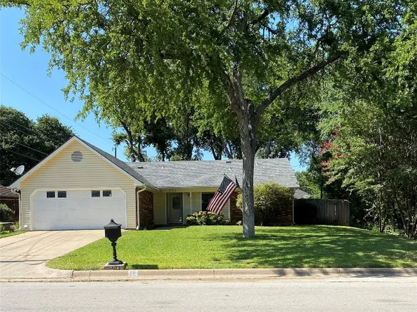 904 W Redbud Dr, Hurst, TX 76053