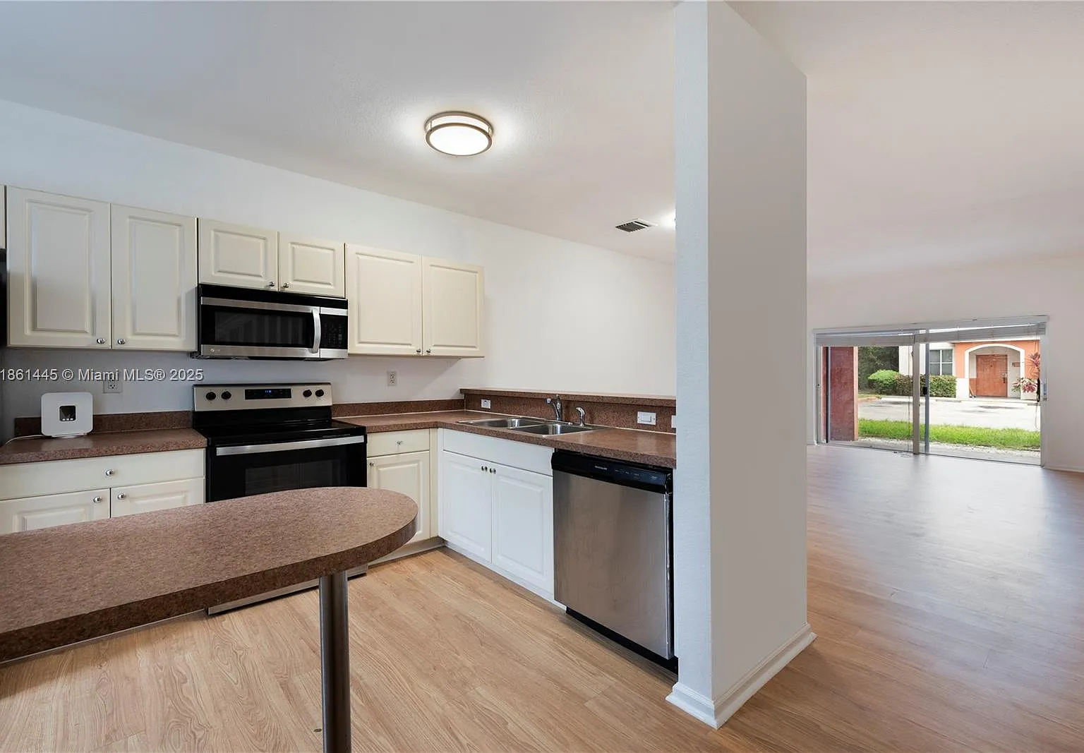 2 bed, 2.5 bath, 1140 sqft, $2,500 — Photo 1