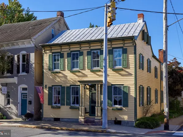 2 S Charlotte St, Manheim, PA 17545