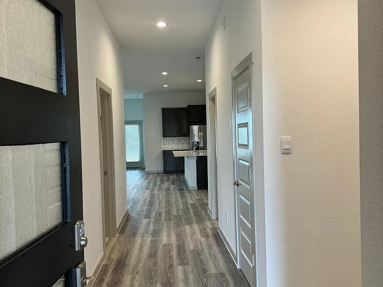 911 Wormwood Dr — Photo 3