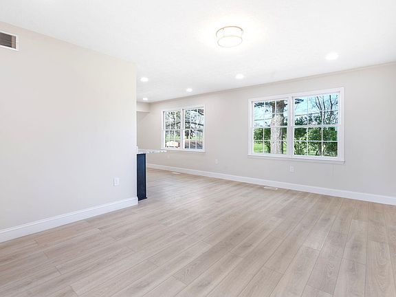 5th image of 218 Tinderwood Dr