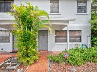 621 NW 105th Way, Pembroke Pines, FL 33026