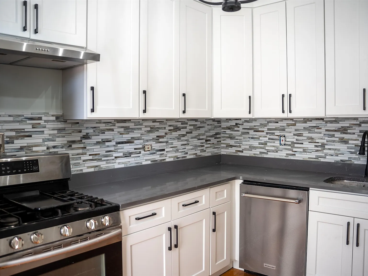 3 bed, 1.0 bath, 1100 sqft, $2,695 — Photo 2