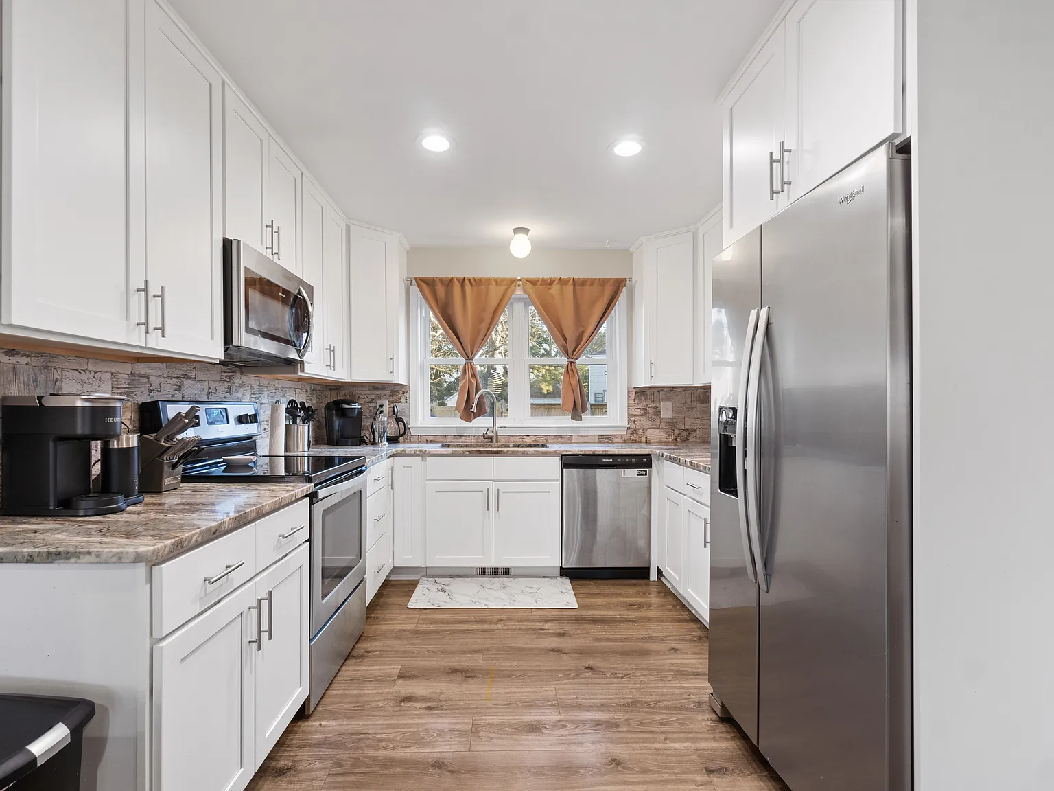 5 bed, 1949 sqft, $2,600 — Photo 2