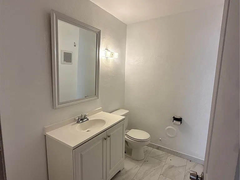 1349 N Citrus Ave — Photo 17