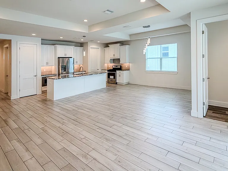 2065 Paragon Cir W — Photo 4