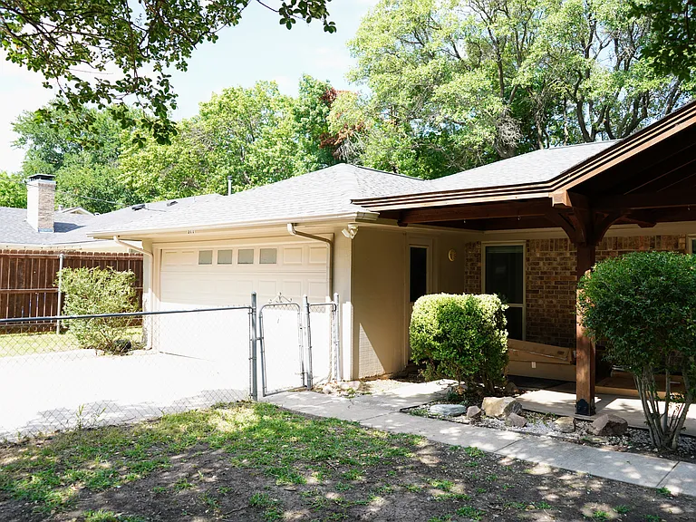 311 Gwendola Dr — Photo 18