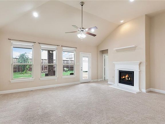 4th image of 2417 Petunia Ln
