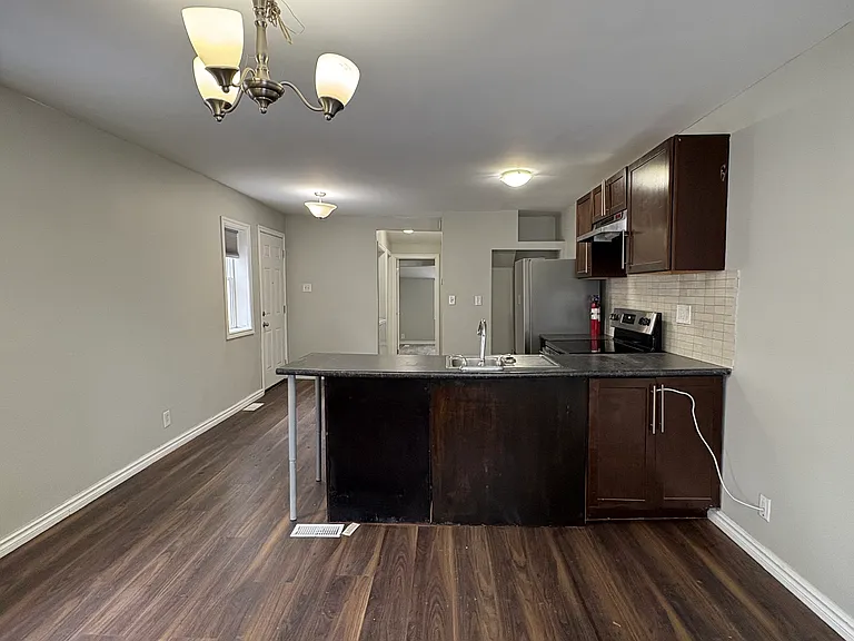 882 Redwood Ave — Photo 4