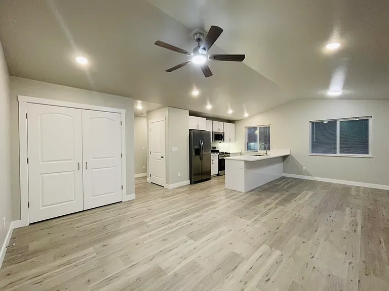 6150 W Karen St #2-4 — Photo 11