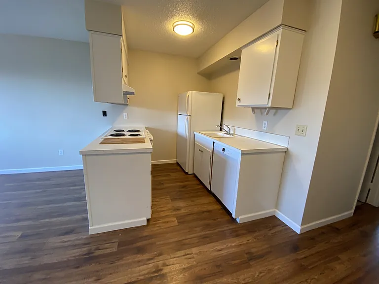 717 SW 6th St #10 — Photo 2